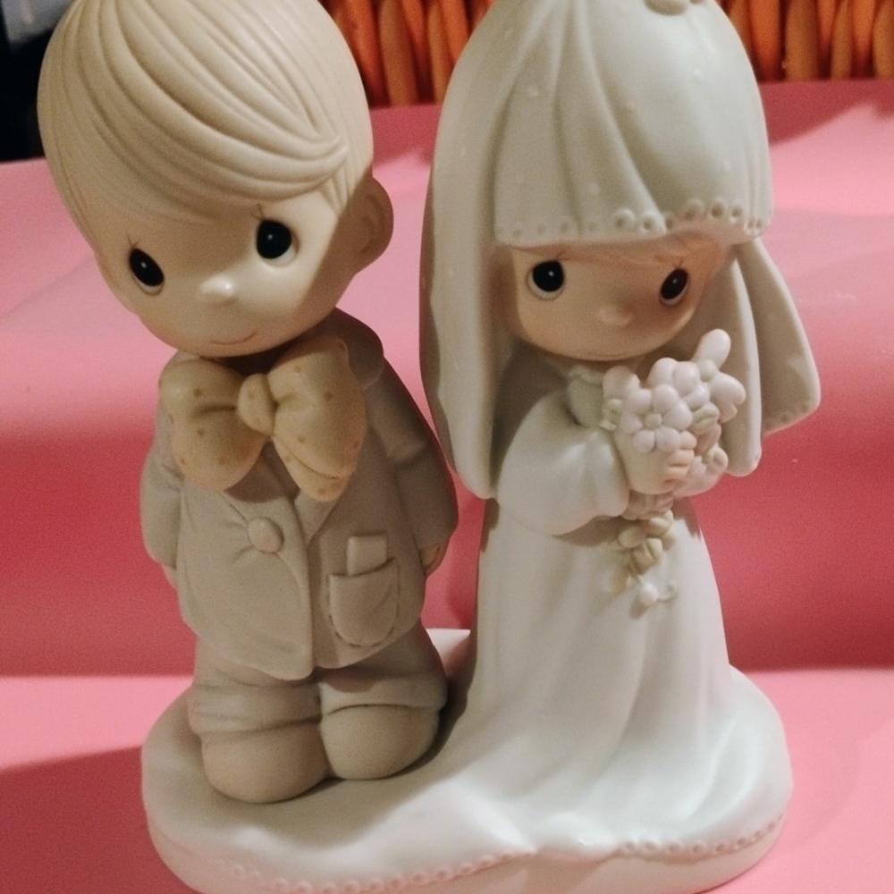 Charming Wedding Couple Figurine - Cream and White